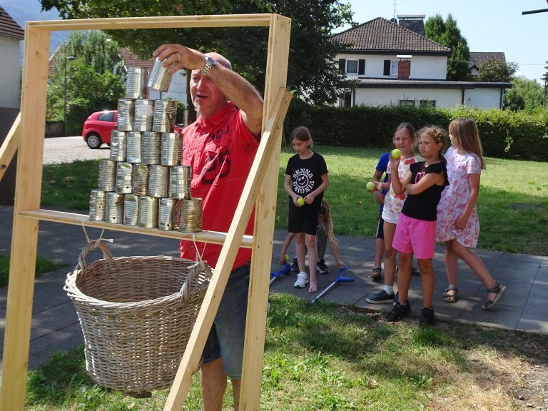 Alfons Meindl half die Dosen aufzustellen und erklärte den Kindern die Regeln. 