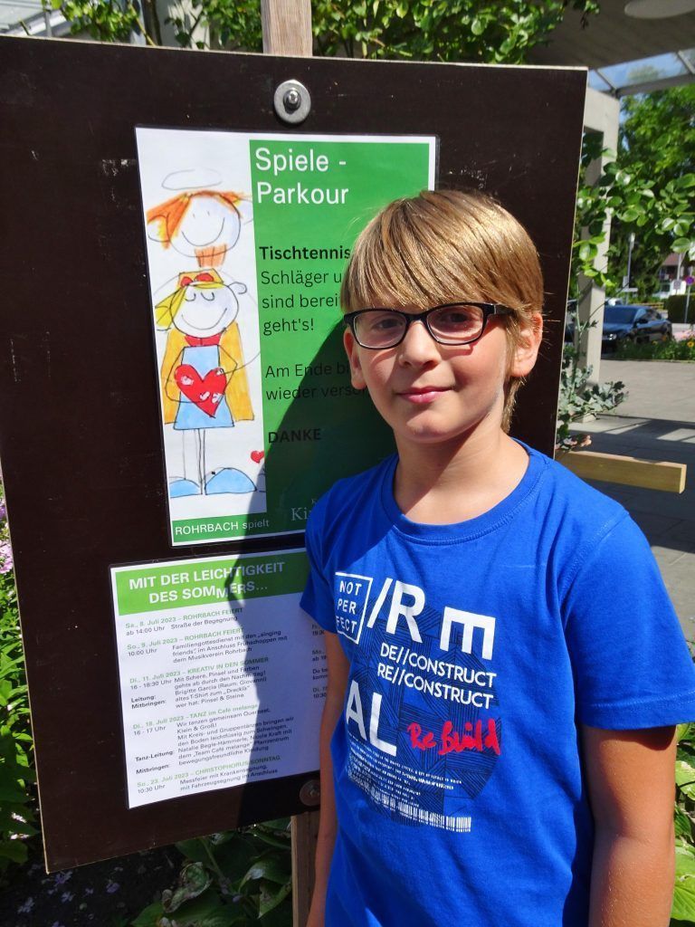 Yannick freute sich über den Besuch beim Spiele-Parkours und probierte gleich alle Stationen aus. 