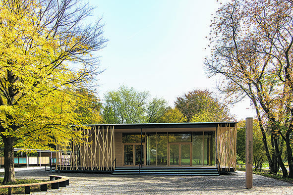 Vorarlberger Holzbaukunst in Berlin: Zartes Geflecht unter Bäumen