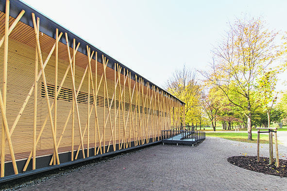 Vorarlberger Holzbaukunst in Berlin: Zartes Geflecht unter Bäumen