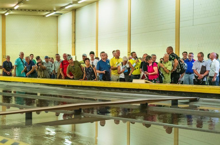 Der Rhein im Modell in der Dornbirner Versuchshalle. Viele Menschen interessierten sich für die Simulationen, die wertvolle Erkenntnisse lieferten. <span class="copyright">VN/Stiplovsek</span>