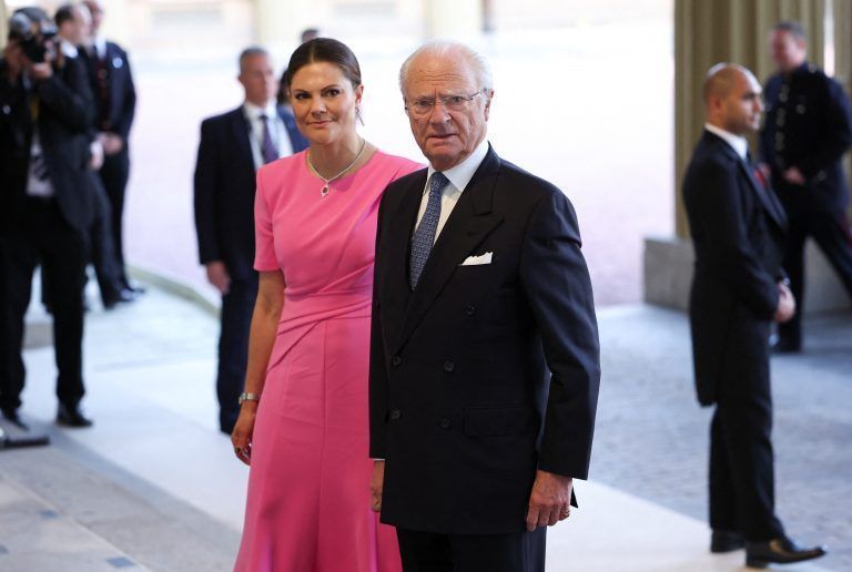 König Carl Gustaf entscheidet als Wächter der Traditionen, wer in welcher Wiege schlummern darf. Reuters
