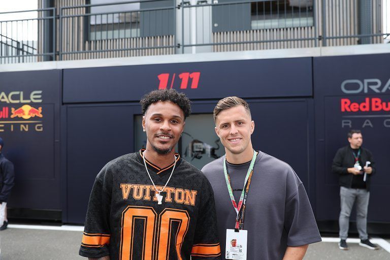 Die ÖFB-Kicker Valentino Lazaro (links) und Christoph Baumgartner im Fahrerlager. <span class="copyright">Noger</span>