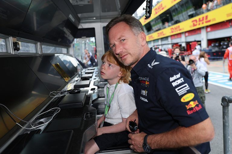 Christian Horner mit Sohn Montague am Red-Bull-Kommandostand. <span class="copyright">Noger</span>