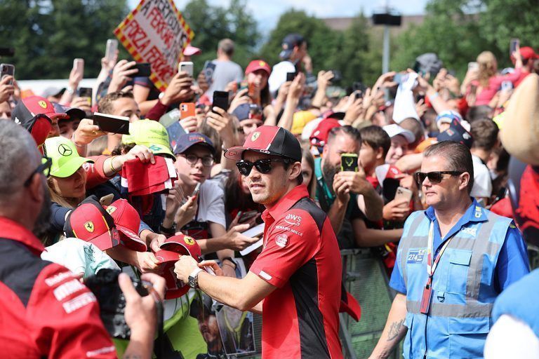 Charles Leclerc auf dem Green Carpet beim Autogramme schreiben mitten unter den Fans. <span class="copyright">Noger</span>
