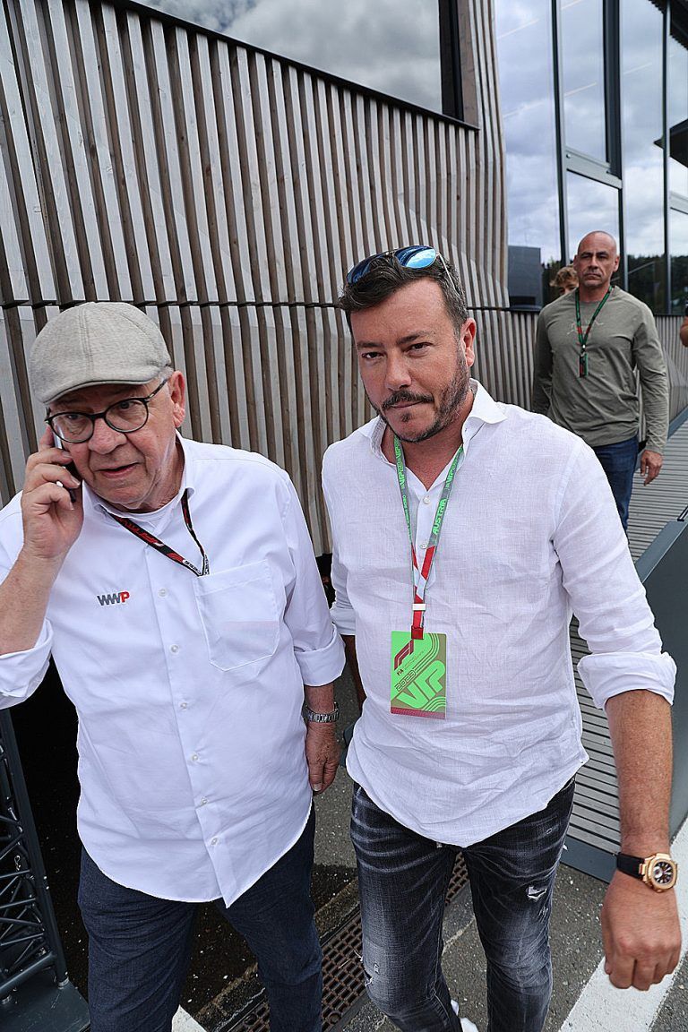 Burkhard Hummel (WWP) im Fahrerlager mit Investor Rene Benko (rechts). <span class="copyright">Noger</span>