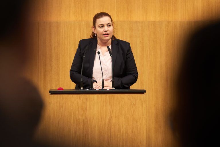 Kontrolle ist eine der Grundaufgaben, die die Verfassung für das Parlament vorsieht. Wir nehmen das sehr ernst und werden uns an keinen unsachlichen Streitereien oder Beleidigungen beteiligen. Wir werden daran arbeiten, mit penibelster Aufklärungsarbeit Licht ins Dunkle zu bekommen. Es braucht Aufklärung im Sinne der Republik – nicht im Sinne des Parteibuches. Nina Tomaselli (38, Feldkirch), Die Grünen