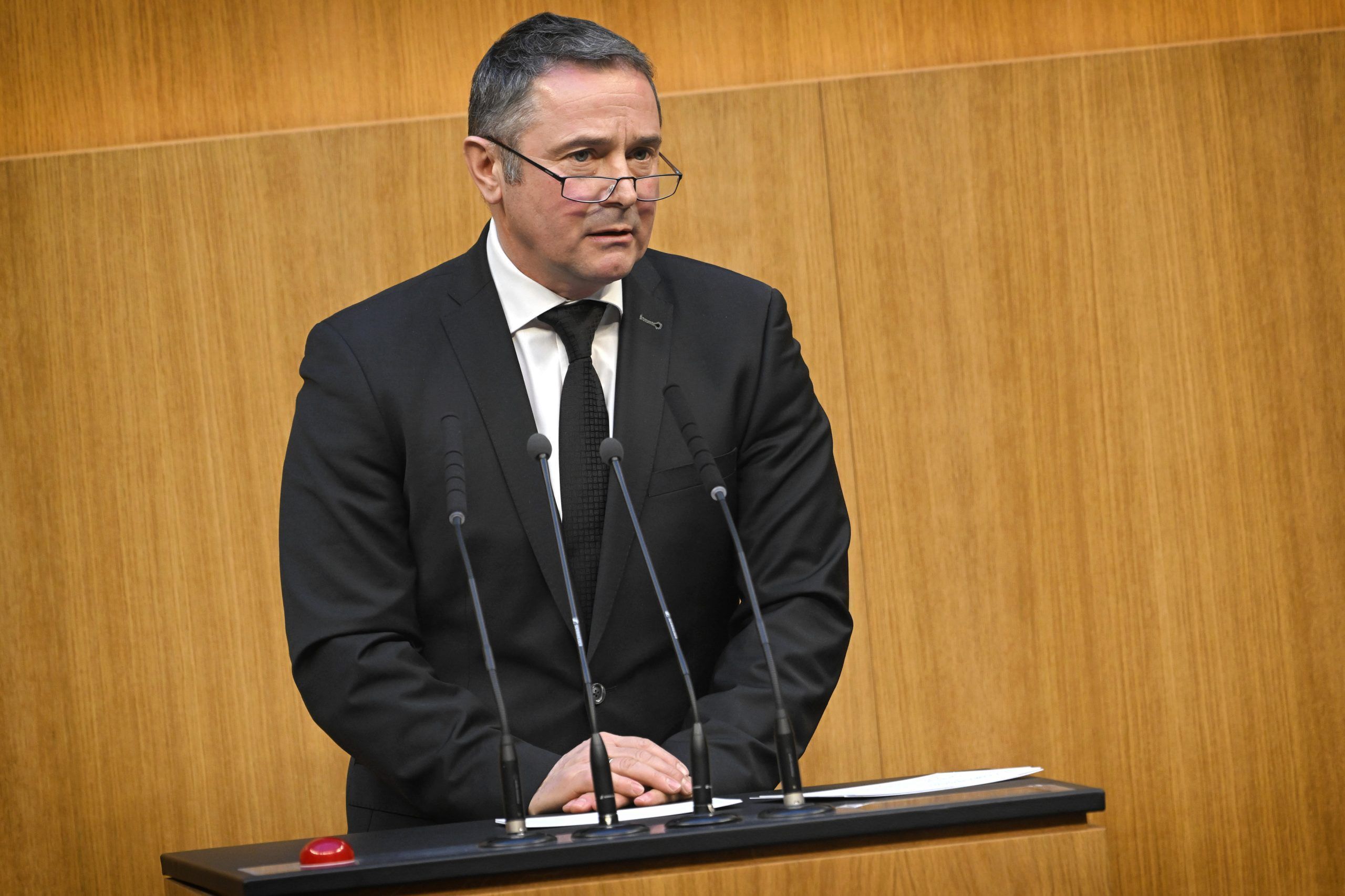 FPÖ und SPÖ haben sich entschieden, im Wahljahr einen U-Ausschuss einzusetzen; das ist eindeutig Teil ihrer Wahlkampfstrategie. Es gibt aber auch zahlreiche aufklärungswürdige Vorgänge unter roten und blauen Ministern, die noch nie überprüft wurden. Die Bevölkerung hat auch hier ein Recht auf Aufklärung. Diesen Job übernimmt die ÖVP. Norbert Sieber (54, Bregenz), ÖVP