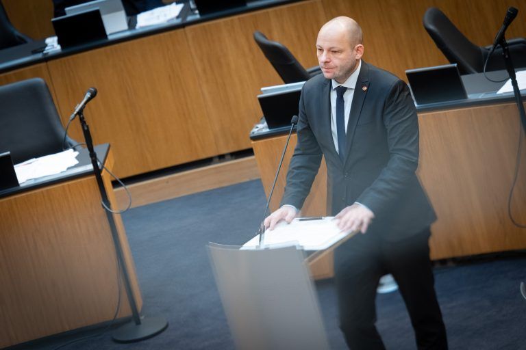 Um die politische Verantwortung für Fehlentwicklungen aufzuarbeiten, gibt es keinen falschen Zeitpunkt. Das VfGH-Urteil zur COFAG ist erst vor wenigen Wochen gekommen, das Thema Benko mit Kika/Leiner ist auch relativ neu. Ich hoffe, dass es trotz der anstehenden Wahl sachliche und aufklärende Untersuchungsausschüsse geben wird. Thomas Spalt (38, Feldkirch), FPÖ