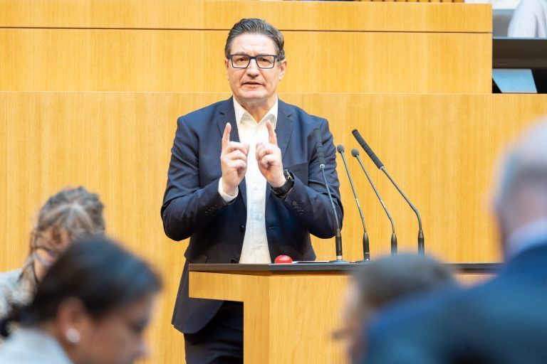 Es geht in erster Linie darum, dass die Steuerzahler(innen) ein Recht haben zu erfahren, was in der COFAG wirklich passiert ist. Jetzt bietet sich die einmalige Gelegenheit, dies herauszufinden, da der VfGH mit seinem Erkenntnis dem Parlament den Schlüssel zur COFAG überreicht hat. Die Ausschüsse werden vor dem Wahlkampf beendet. Reinhold Einwallner (50, Bregenz), SPÖ