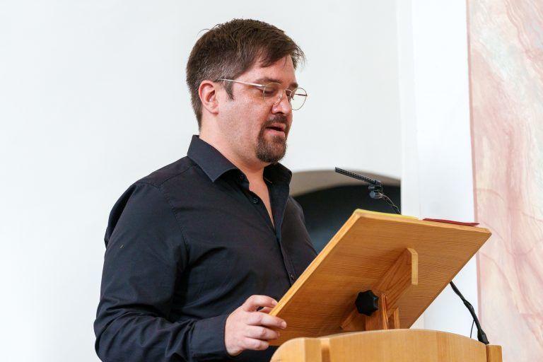 David Kieber las verbindende Worte.<br>