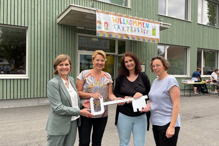 Landesstatthalterin Barbara Schöbi-Fink (v.l.), Bürgermeisterin Andrea Kaufmann, Verena Winkler, Leiterin des Kindergartens Haselstauden und Barabara Röser, Direktorin der VS Forach. <span class="copyright">Stadt</span>