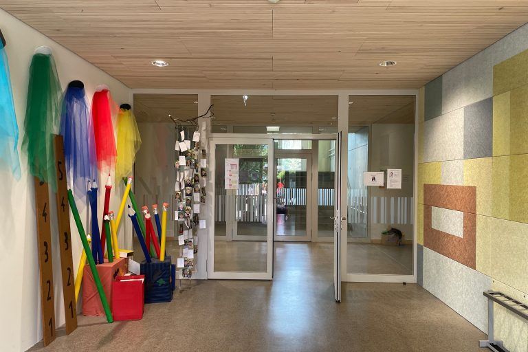 Die Schule ist ein moderner Lernort für stetig wechselnde Schulen und Kindergärten.