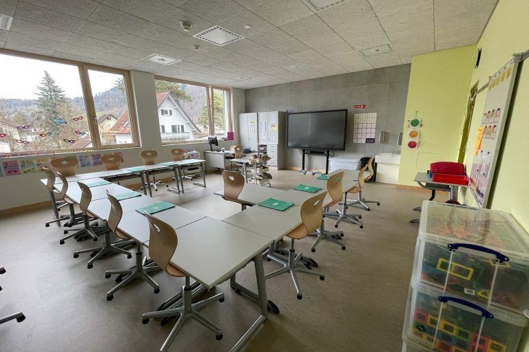 Die Schulräume sind modern ausgestattet, mit Touchscreen-Tafel. <span class="copyright">Stadt</span>
