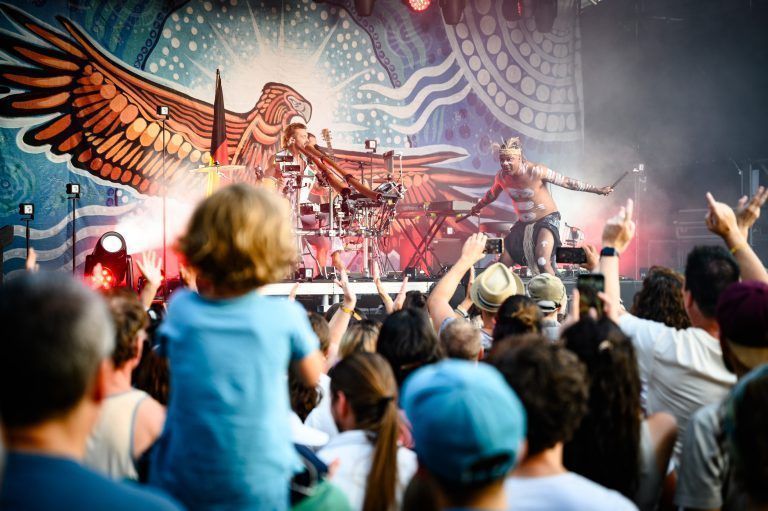 Unterschiedliche Perspektiven warf der australische Singer-Songwriter Xavier Rudd bei seinem energiegeladenen Konzert auf.