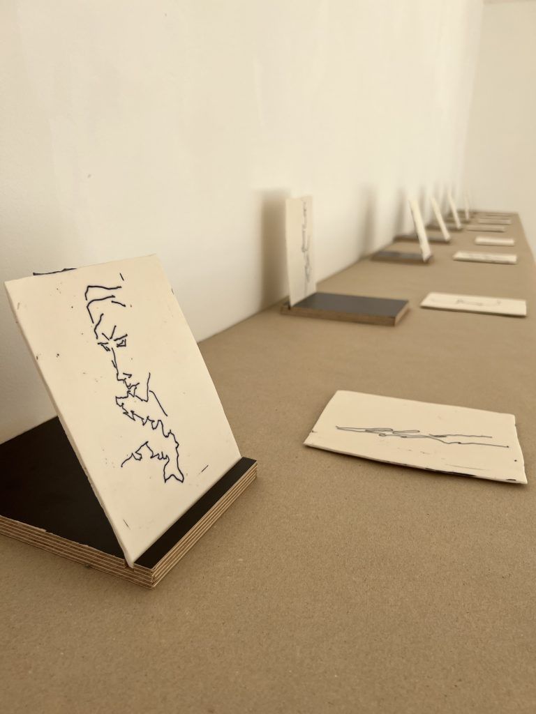 Zeichnungen auf Porzellan.