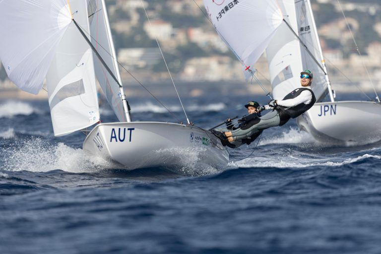 Das 470er-Duo Vadlau/Mähr kommt bei den Pre Olympics vor Marseille immer besser in Fahrt. <span class="copyright">World Sailing</span>