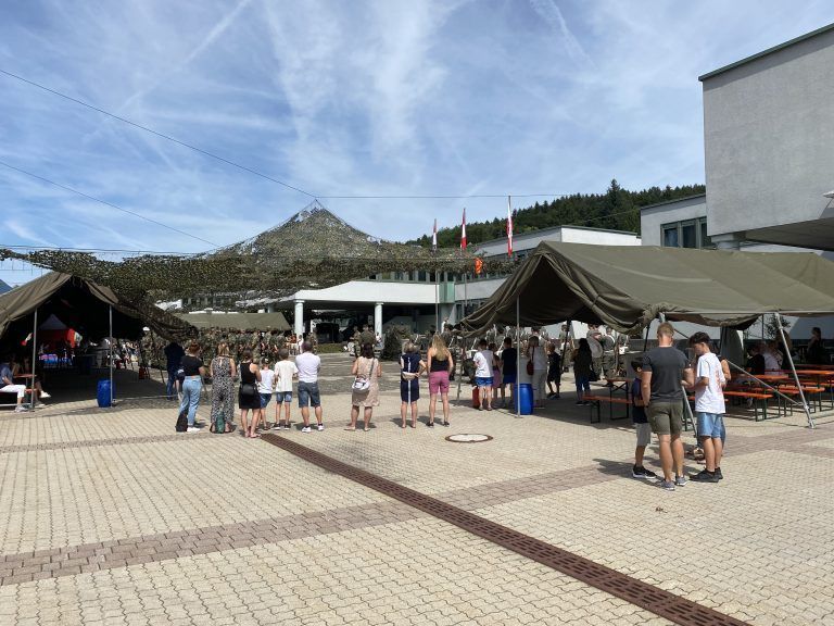 Große Zelte und Netze sorgten für den notwendigen Schatten. <span class="copyright">VN/Rauch</span>