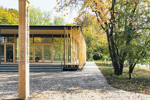 Vorarlberger Holzbaukunst in Berlin: Zartes Geflecht unter Bäumen