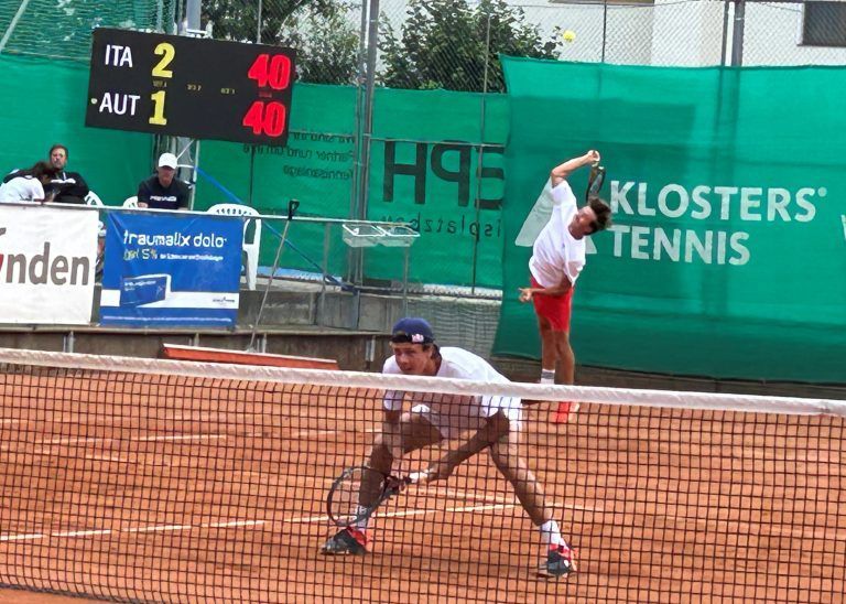 Szene aus dem Halbfinale mit Joel Schwärzler und Benedikt Szerencsits. <span class="copyright">Tennis Klosters</span>
