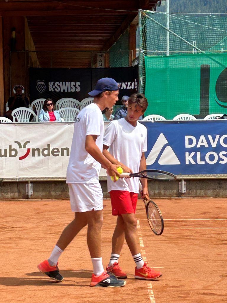 Das ÖTV-Duo Joel Schwärzler/Benedikt Szerencsits holte bei der U18-EM in Klosters Bronze. <span class="copyright">Tennis Klosters</span>