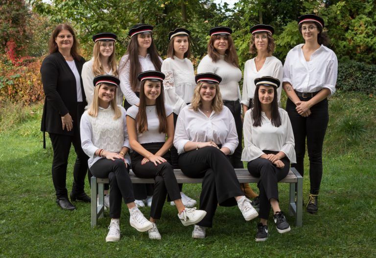 <strong>HLW Marienberg, 3A:</strong> 1. Reihe (v. l.): Raphaela Rederer, Raffaella Antonaci, Lara Engel, Lara Sahin; 2. Reihe (v. l.): KV Mag. Bettina Heinzle, Laura Gasser, Paloma Mock, Özlem Erol, Jessica Hefel, Vanessa Vonmetz*, Sheila Camacho-Santos; nicht auf dem Bild: Elena Busch, Sarah Karacic*, Luisa Markart.<br>