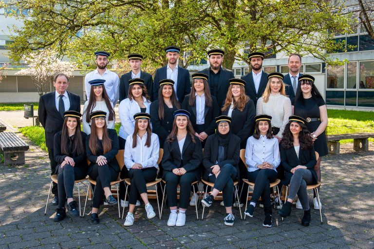 <strong>HAK Bregenz, 3al: </strong>1. Reihe (v. l.): Zeynep Dadak, Neira Dautovic, Selina Raich, Lahina Mahmuti, Ayca Türedi, Khadizhat Abdulmazhidova, Donna Issa; 2. Reihe (v. l.): Dir. Dr. Manfred Hämmerle, Monika Brahimi, Peren Tamyol, Alev Dursun, Vinka Kojic*, Nadine Kessler, Alina Bargehr-Eisenkeil, Denise-Janine Kaufmann*; 3. Reihe (v. l.): Leonardo Berati, Julian Hartl, Pavle Trobonjača, Mehmet Tekir, Mikail Yildiz, KV Mag. Michael Made; nicht auf dem Bild: Talip Karaaslan.