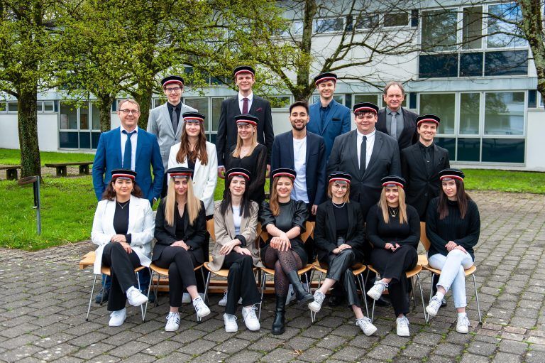 <strong>HAK Bregenz, 3bl:</strong> 1. Reihe (v. l.): Simge Tuglan, Ilayda Aksoy, Tugce Sahintürk, Nora Nemetz, Eileen Wolfgang, Sude Kocabiyikci, Elif Karamanli; 2. Reihe (v. l.): KV Mag. Oliver Schlachter, Janine Marschall, Aileen Rottensteiner, Emir Akpinar, Adrian Lampert, Julien Winkel; 3. Reihe (v. l.): Fabian Capelli, Maximilian Knabl, Dimitar Peltekov, Dir. Dr. Manfred Hämmerle; nicht auf dem Bild: Zehra Yildirim.