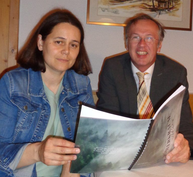 Zur Erinnerung Klasse bekamen Direktor Hammerer und KV Heinzle die Dokumentation „Werkraum adieu!“