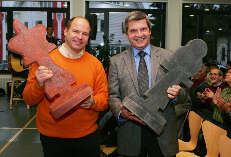 2007 als Motivationskünstler und Vortragender zum Thema "Bewegung und Sport", im Bild mit Ex-Sportlandesrat Siegi Stemer. <span class="copyright">Zellhofer</span>