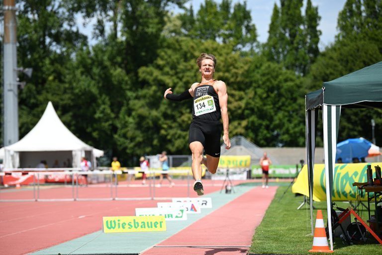 Niklas Voss im Anflug auf seinen historischen Satz auf 7,29 m im Weitsprung und den Gewinn der ÖM-Bronzemedaille. <span class="copyright">ÖLV</span>