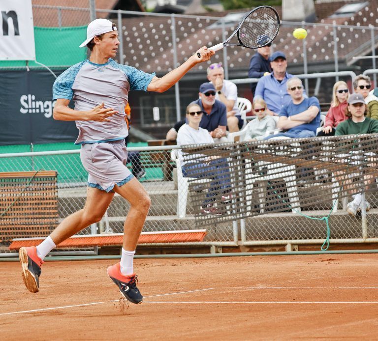 Aufgrund von leichten Problemen an der linken Schulter kam die Vorhand von Joel Schwärzler nicht wie gewünscht zur Geltung. <span class="copyright">Tennis Klosters </span>