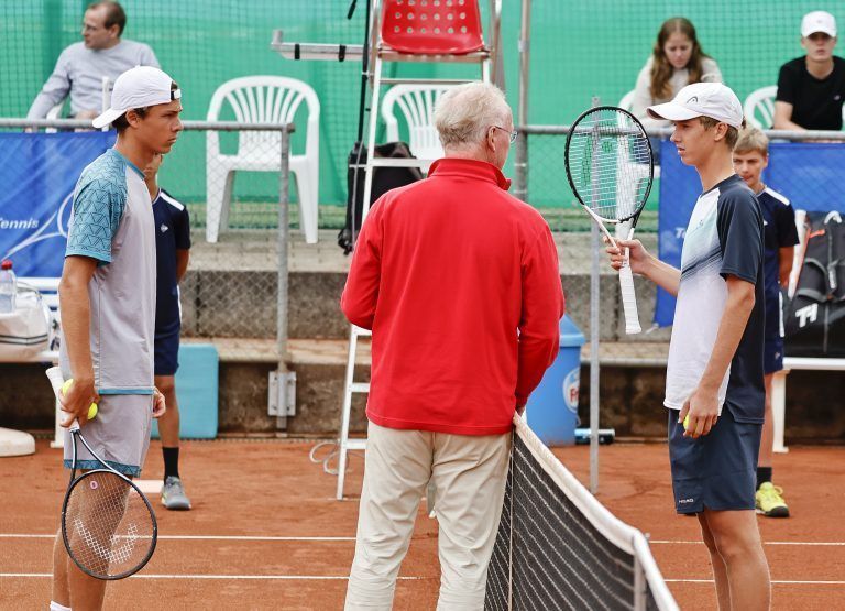 Platzwahl im Halbfinale zwischen Joel Schwärzler und den späteren Doppel-Europameister Patrick Schön aus der Schweiz. <span class="copyright">Tennis Klosters</span>
