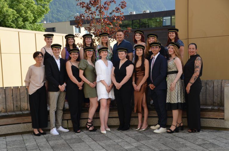 <strong>Tourismusschulen Bludenz, Höhere Lehranstalt für Tourismus, 5AHLT:</strong> 1. Reihe (v. l.): MMag. Ingrid Graß, Lukas Dünser*, Agnes Heim, Pauline Hammerer, Anna Degiorgio, Nadine Zudrell, Elina Landa*, Tristan Nachbaur, Victoria Mössmer*, Dir. Mag. Kathrin Leitner; 2. Reihe (v. l.): Lara Schloffer, Paula Wolf, Valentina Zangerl**, Ariane Scheier*, Roko Barić, Jacqueline Maier, Nathaly Kreutzer, Ida Schachinger*.