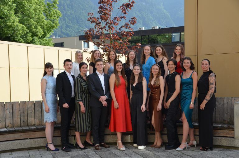 <strong>Tourismusschulen Bludenz, Höhere Lehranstalt für Tourismus, 5BHLT: </strong> 1. Reihe (v. l.): Mag. Judith Moosmann, Lorenz Gorbach, Sarah Kiener, Noel Außerer*, Paola Eß, Lisa Pret­tenhofer, Lena Matt**, David Aranya, Lisa Postai, Dir. Mag. Kathrin Leitner; 2. Reihe (v. l.): Mirjam Leeb, Alissa Stocker, Chiara Wohlwend, Susanna Flajs, Paulina Müller, Romana Madlener, Valentina Müller; nicht auf dem Bild: Manuela Pritzl, Clara Schönherr. 