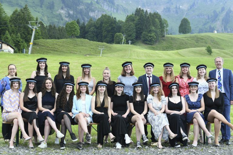 <strong>Bezauer Wirtschaftsschulen, V. HLT:</strong> 1. Reihe (v. l.): Antonia Albrecht**, Lina Wirth*, Lisa Marie Hager, Magdalena Mohr, Magdalena Drexel*, Paula Sinz**, Tabea Nußbaumer, Selina Saskin, Ladina Pfister, Sarah Pichler*, Ida Hagen, Elisha Albrecht; 2. Reihe (v. l.): KV Mag. Cecilia Bischofberger, Sophie Wolf**, Kerstin Fetz*, Alina Strolz, Eveline Beer, Magdalena Greußing, Leo Schelling, Emilia Mathis, Leonie Albrecht*, Aline Lässer, Dir. Mag. Mario Hammerer.