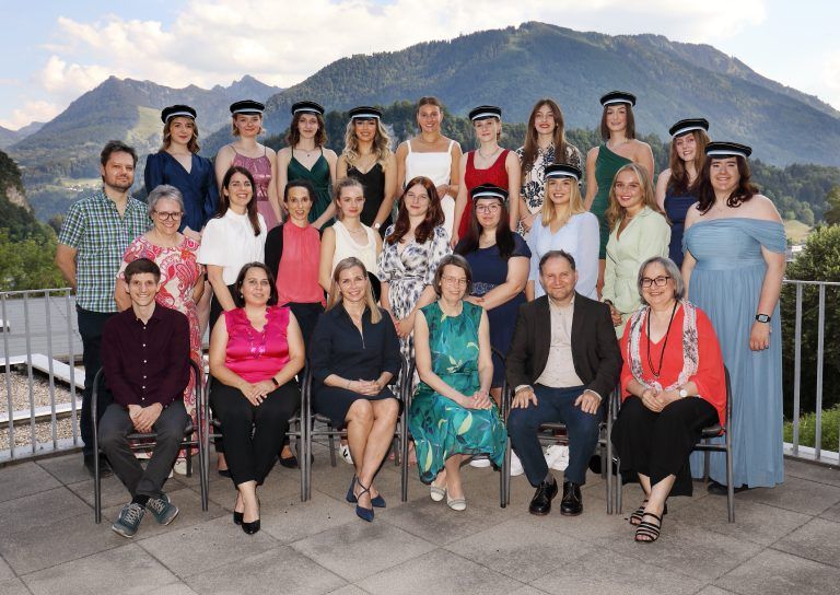 <strong>HLW Feldkirch, 5HLWA: </strong>1. Reihe (v. l.): Mag. Simon Ludescher, Mag.a Doris Stroppa, Jahrgangsvorständin Mag.a Alexandra Sustersic, Dir. Mag.a Doris Fußenegger, Mag. Paul Amman-Begle, Mag.a Eveline Ausserer; 2. Reihe (v. l.): Dipl. Pädin. Maria Pircher FV, Mag.a Silvia Ribi BA, Mag.a Christina Gasser, Katharina Waldberg, Corinna Schallert**, Emily Spies, Dajana Dereh, Julia Zaggl*, Fabienne Kleboth*; 3. Reihe (v. l.): Mag. Björn Glavnig, Lena Maier, Anna Walser*, Emily Egle, Sirvan Aksu, Antonia Wachter, Lea Kreyer**, Nina Strolz*, Angelina Zikic, Helena Theiner*.