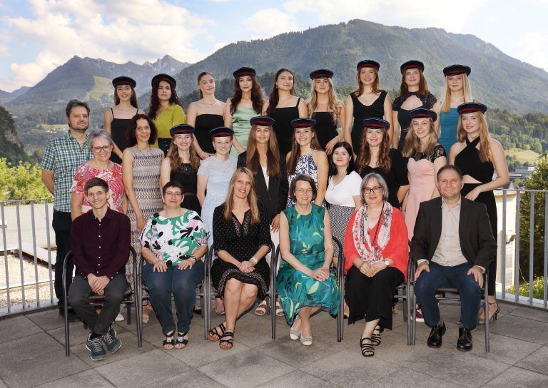 <strong>HLW Feldkirch, 5HLWB:</strong> 1. Reihe (v. l.): Mag. Simon Ludescher, Mag.a Margarethe Kathan, Jahrgangsvorständin Mag.a Jutta Raab, Mag.a Doris Fußenegger, Mag.a Eveline Ausserer, Mag. Paul Amman-Begle; 2. Reihe (v. l.): Dipl. Pädin. Maria Pircher FV, Mag.a Veronika Ramsebner, Katharina Frick, Leah Lampert, Anna Matt**, Antonia Ehe, Sophia Öhninger, Julia Hilti, Franziska Lins, Leonie Bösch; 3. Reihe (v. l.): Mag. Björn Glavnig, Felicia Tamegger, Juliette Leonie, Laura Martin, Sena Mizrak, Lara Birnbaumer, Selina Ecimovic, Magdalena Humml, Leah Meier, Bruna Ospelt*.<br>