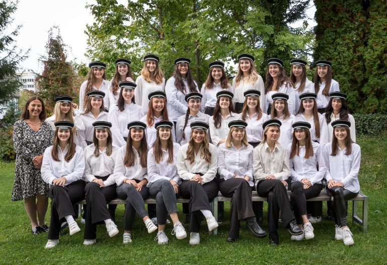 <strong>HLW Marienberg, 5Ha:</strong> 1. Reihe (v. l.): Nina Schlebes*, Annika Lang*, Clara Hagspiel**, Linda Mager**, Sofia Dell-Osbel**, Maya Hämmerle**, Rosalie Maier**, Alina Hiller, Laura Fink; 2. Reihe (v. l.): KV Mag. Dorith Sandrisser, Melina Faißner, Louisa Pfeifer, Klara Grabher*, Hannah Fink, Elif Ögmen, Satine Polt, Angelina Kuster, Sophia Sigismondi*, Katja Greisdorfer*, Ilayda Kececi; 3. Reihe (v. l.): Luisa Marte, Lilian Sturm, Angelika Moosbrugger**, Leticia Humpeler, Alina Weiß*, Valentina Fink**, Amelie Nagel*, Angelina Bautz*, Anja Schneider*; nicht auf dem Bild : Elena Fesenmeier, Anna Lena Geist, Eleah Nasswetter.