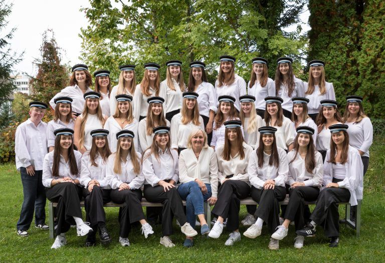 <strong>HLW Marienberg, 5Hb:</strong> 1. Reihe (v. l.): Eileen Bereuter**, Maria Winder, Lorena Loacker, Carla Krammer, KV Mag. Karin Vögel, Timna Kopf, Lavinia Sabljak, Joanna Hüttl, Magdalena Groß; 2. Reihe (v. l.): Hannah Swozilek, Lara Mair**, Ricarda Heim, Isabella Sepp, Emely Fitz, Tabea Baldauf**, Michelle Schmuck*, Magdalena Bals**, Hannah Fäßler*, Mara Gander, Denise Kaufmann, Chiara Bauer; 3. Reihe (v. l.): Laetitia Ferraton, Selina Jabornig, Katharina Spettel*, Chiara Kogler, Hannah Moosmann, Alena Kennerknecht*, Anika Lang, Marion Kresser**, Laura Waltner**, Cécile Bereuter.<br>