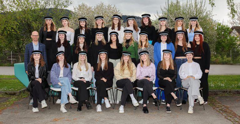 <strong>HLW Rankweil, 5A: </strong>1. Reihe (v. l.): Emma Huchler, Adia Keckeis*, Susanne Netzer*, Elisa Duchscherer, Emma Aczel, Sophia Brugger-Tschofen**, Sophia Tomaselli, Theresa Dietrich**; 2. Reihe (v. l.): Mag. Manfred Längle, Jasmin Tschaler*, Clara Hipp**, Lisa Gort*, Anika Kopf, Nele Emmert**, Eva Marie Wachter*, Alyssa Lampert, Julia Müller**, Sarah Madlener; 3. Reihe (v. l.): Alina Hinrichsen*, Corinna Zanatto, Katharina Bertsch**, Laura Mangeng**, Emma Lerch*, Alexandra Stüttler**, Nadja Zudrell*, Ievangelina Welsch, Anna-Lena Stadler**, Jasmin Hosp; nicht auf dem Bild: Laura Amann, Alyssa Fritsch*, Putria Lampert, Laura Loretz.
