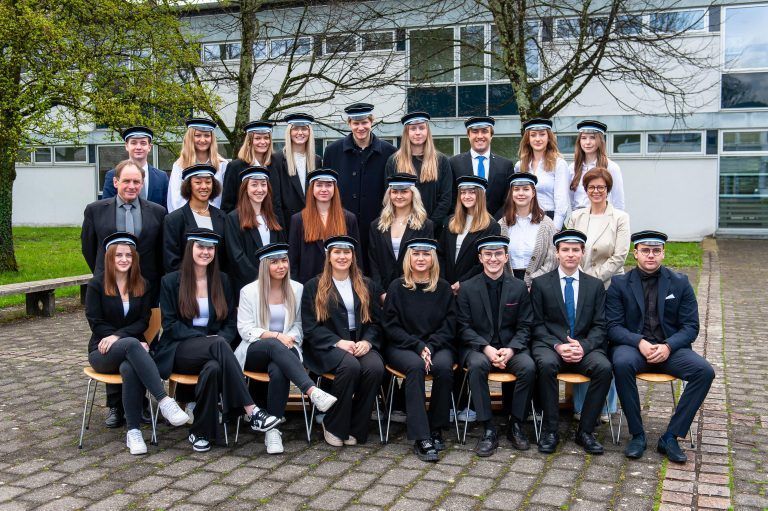 <strong>HAK Bregenz, 5aa:</strong> 1. Reihe (v. l.): Anna Vuk, Laura Bertschler, Lea Tripolt, Lena Maderthaner, Jana Gliebe, Moritz Wessin, Luca Jenny**, Nil Natsis; 2. Reihe (v. l.): Dir. Dr. Manfred Hämmerle, Michelle Berkmann**, Rosa Einsle, Alina Winkler*, Madlen Ruck, Laura Prock, Lucy Frietman, KV Mag. Silvia Gratzer; 3. Reihe (v. l.): Lorenz Hanich**, Susanna Kaufmann, Bianca Kaufmann, Lizanne Berkmann, Armin Pfaffstaller, Lara Rhomberg, Paul Berkmann, Verona Ferrari, Hannah Schmälzle**; nicht auf dem Bild: Edanur Bas.<br>