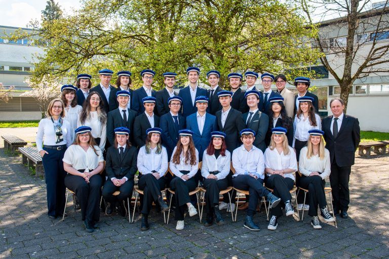 <strong>HAK Bregenz, 5adb:</strong> 1. Reihe (v. l.): Amy Horner, Florian Feurstein, Tabea Gschliesser**, Anika Dibowski, Katharina Bohle, Elias Vogel*, Anna Büchele*, Ronja Kramer*; 2. Reihe (v. l.): KV Mag. Martina Reutin, Vanessa Kammerlander, Beyza Isikli, Paul Prenn**, Sandro Rothmund**, Leon Graber**, Gabriel Inan, Raphael Reichart, Tyron Gabriel**, Wen Wen Lin, Katharina Feichtinger, Dir. Dr. Manfred Hämmerle; 3. Reihe (v. l.): Raphael Posch, Leonhard Ohneberg*, Simon Ostini**, Jonas Limpl, Alessandro Petrovic, Jonas Mayrhofer**, Patrick Cerny, Timon Stadelmann*, Matthias Wolf, Jeff Grud*, Luca Nicolussi, Marvin Hein; nicht auf dem Bild: Leon Natter.