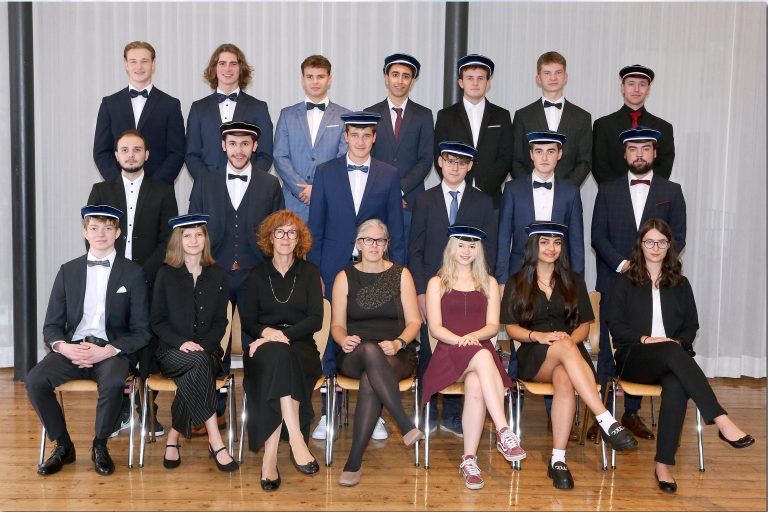<strong>HTL Bregenz, 5aha - HTL Maschinenbau Automatisierungstechnik und 5hk - HTL Kunststofftechnik: </strong>1. Reihe (v. l.): Leander Piuk*, Martina Eberle*, Dir. MMag. Claudia Vögel, KV Mag. Dr. Katrin Bergmayer, Laetitia Bereuter, Nesrin Coskun, Anika Mayr; 2. Reihe (v. l.): Saffet Yildiz, Julian Daross, Clemens Schwärzler, Josef Bischof, Magnus Hagspiel, Florian Riem; 3. Reihe (v. l.): Christoph Höfle**, Lukas Gmeinder**, Luis Gatt**, Zoran Stankovic, Niklas Hagspiel, Kilian Metzler, Nick Riedmann.