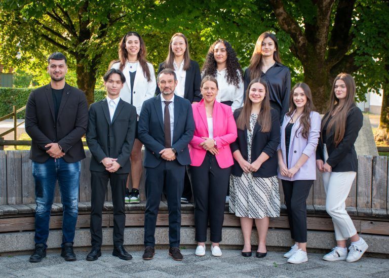 HAK Bludenz, 5ak:  1. Reihe (v. l.): Adnan T., Daniel Salzgeber, Prof. Michael Greifeneder, Dir. Margit Flecker, Laura Kon­zett, Adisa Balaj, Mirela Pllana; 2. Reihe (v. l.): Antonia Girardi, Mia Liepert, Zara Kurt, Yasemin Öztürk. 