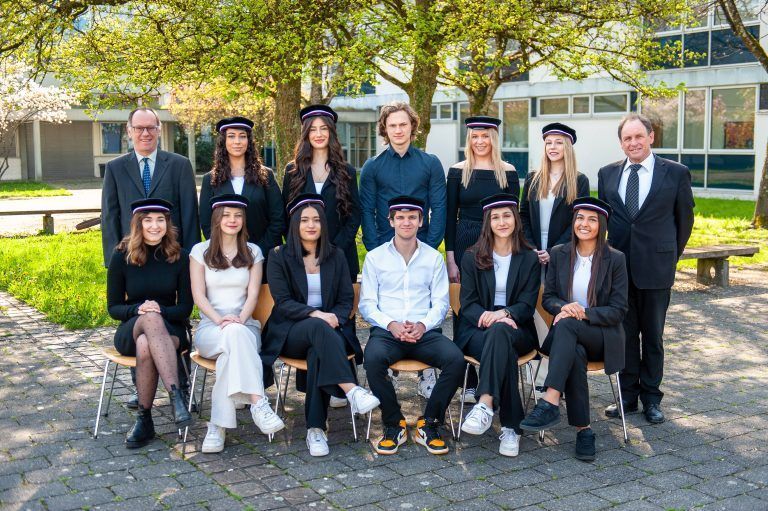 <strong>HAK Bregenz, 5ba:</strong> 1. Reihe (v. l.): Vera Andlinger*, Jessica Payer, Beyza Erdogan, Marin Milosevic, Tugba Altindas, Ana Brankovic; 2. Reihe (v. l.): KV MMag. Günter Berger, Selin Gülmez, Rana Akar, Jeremias Lehninger, Emily Kaulfus, Jennifer Krusch, Dir. Dr. Manfred Hämmerle.