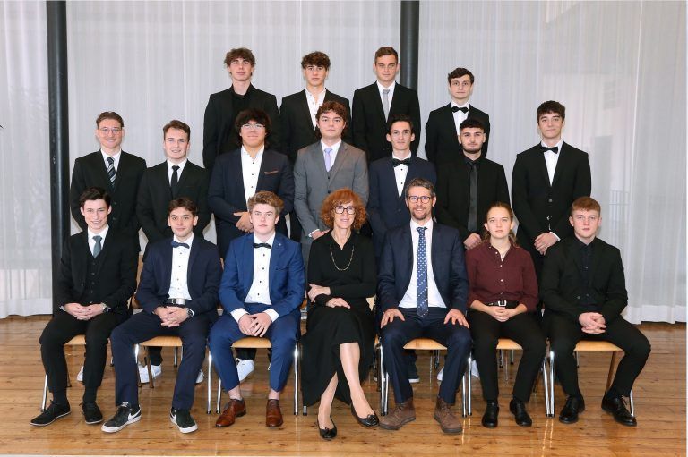 <strong>HTL Bregenz, 5bha - HTL Maschinenbau Automatisierungstechnik: </strong>1. Reihe (v. l.): Tobias Summer**, Alexander Bohle*, Noel Ebensperger, Dir. MMag. Claudia Vögel, KV Dipl.-Ing. Herbert Margreiter, Theresa Fink**, Samuel Riedmann*; 2. Reihe (v. l.): Nikolai Kokot*, Sebastian Wimmer*, Emil Egger, Martin Jochum**, Fabio Beiser*, Soner Gündogdu, Florian Pfleger*; 3. Reihe (v. l.): Andreas Lederer, Michael Lederer, Daniel Landl**, Dominik Amann.<br>