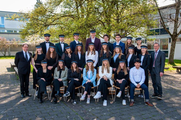 <strong>HAK Bregenz, 5ca:</strong> 1. Reihe (v. l.): Livia Gehrer, Larissa Gmeiner, Menekse Polat, Michelle Gassner, Fiona Graninger, Laura Hinteregger, Pema Khague; 2. Reihe (v. l.): Dir. Dr. Manfred Hämmerle, Lisa Böhm, Saskia Mayer, Eileen Sereinig, Valentina Erne, Teodora Markovic, Ariola Qehaja, Rinesa Sahitaj, Hannah Wechner, Anna Hofer, KV Mag. Dietmar Rupp; 3. Reihe (v. l.): Emre Bostan, Martin Engelhardt, Ludwig Riedmann, Ivan Lukic, Leon Wirth, Paul Schubitz, Gökce-Naz Altindas, Alia Sulu.