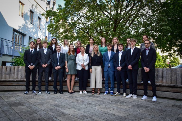 <strong>HAK Bludenz, 5ck:</strong> Reihe (v. l.): Noah Werle, Johannes Noch, Fabrizio Schiavone, Laura Stark, Dir. Mag. Margit Flecker, Mag. Claudia Zimmermann-Doniscez, Lukas Tschamon, Niklas Kaufmann, Elias Pfister, Netzer Yannic; 2. Reihe (v. l.): Sandra Fleisch, Nina Prähauser, Janina Buck, Simona Wernard, Corinna Ruthardt, Elena Schnell, Saskia Schwarzmann, Michelle Wachter, Elena Pögler.