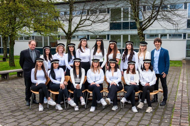 <strong>HAK Bregenz, 5da:</strong> 1. Reihe (v. l.): Sila Kocaman, Newal Öztürk, Rosin Demirbilek, Dilara Ünal, Ceyda Saskin, Louise Windisch, Khadiga Shekh Rashid; 2. Reihe (v. l.): Dir. Dr. Manfred Hämmerle, Vanesa Simić, Aylin-Lea Sarkany, Aleksandra Lukic, Emily Böhler, Dana Brajovic, Zehranur Karabulut, Laura Verunica, Anastasija Radic, KV Mag. Lukas Fussenegger.